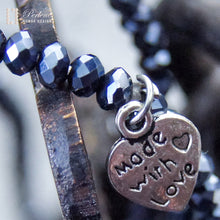 Last inn bildet i Galleri-visningsprogrammet, Made with love- kjede med glasskrystaller, mørk blå. Du kan velge et tekstalternativ!