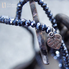 Last inn bildet i Galleri-visningsprogrammet, Made with love- kjede med glasskrystaller, mørk blå. Du kan velge et tekstalternativ!