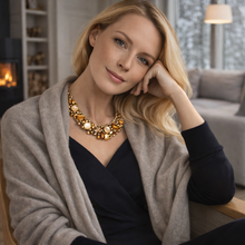 Last inn bildet i Galleri-visningsprogrammet, Kjede med fargede ferskvannsperler, skjell og prismer
