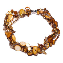 Last inn bildet i Galleri-visningsprogrammet, Kjede med fargede ferskvannsperler, skjell og prismer
