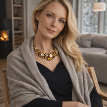 Last inn bildet i Galleri-visningsprogrammet, Kjede med fargede ferskvannsperler, skjell og prismer
