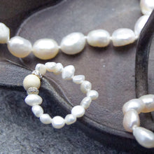 Last inn bildet i Galleri-visningsprogrammet, Settet består av 3 armbånd som kan settes sammen til et kjede. Perlering med hvite perler.
